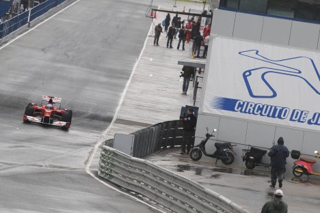 Fernando Alonso på vej ud på den våde Jerez bane